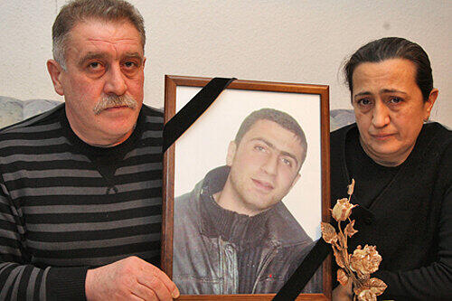 Valentin und Natascha S. sind über den Tod ihres Sohnes David noch immer nicht hinweg gekommen. Er schnitt sich die Pulsadern auf.