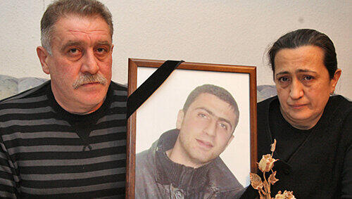 Valentin und Natascha S. sind über den Tod ihres Sohnes David noch immer nicht hinweg gekommen. Er schnitt sich die Pulsadern auf. Valentin und Natascha S. sind über den Tod ihres Sohnes David noch immer nicht hinweg gekommen. Er schnitt sich die Pulsadern auf.
