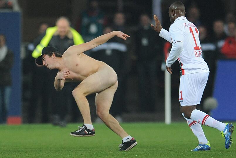 In der Nachpsielzeit sorgte ein Flitzer beim Bayern-Spiel in Augsburg für Furore. Die Bilder