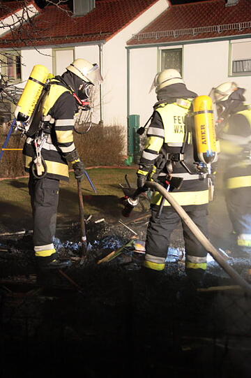 Eine Gartenhütte in Waldkraiburg ist in Flammen aufgegangen. Die Bilder vom Feuerwehr-Einsatz