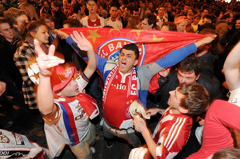 Fans feiern auf der Leopoldstraße den Einzug der Bayern ins Finale. Die MVG warnt an diesem Tag vor einem U-Bahn-Chaos.