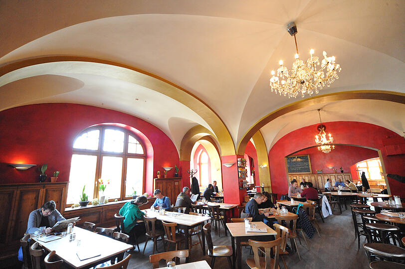 Im altehrwürdigen Gebäude residiert das Wirtshaus &bdquo;Laimers.&ldquo; Drinnen Gewölbe, draußen ein Biergarten mit Kastanien.