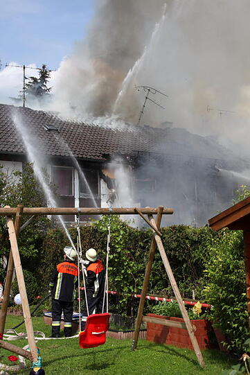 Rauchschwaden in Eiselfing: Ein Wohnhaus steht in Flammen.