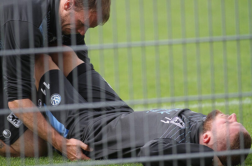 Daniel Adlung wird von Physio Tobias Adams behandelt.