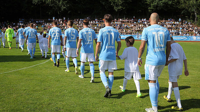 In neuen Trikots: Der TSV 1860 beendet die Vorbereitung auf die Regionalliga-Saison mit einem 4:0-Sieg gegen den Bayernligisten SV Heimstetten. Die Bilder aus Bodenmais.