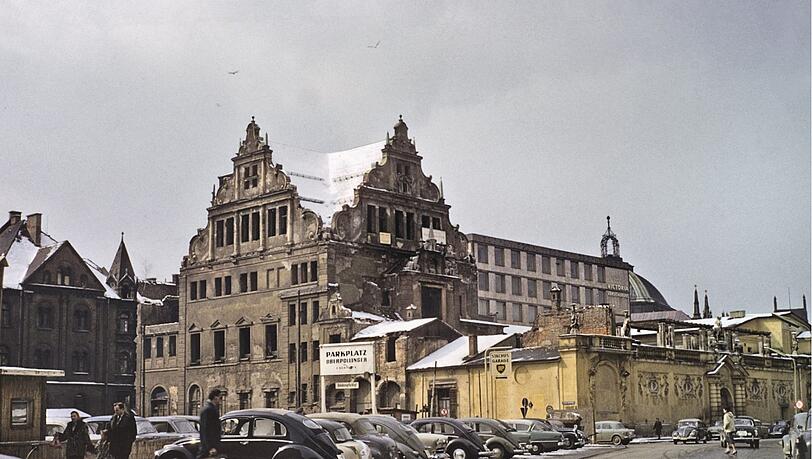 Anstelle der 1938 abgerissenen Synagoge befindet sich 1958 der Parkplatz für den Oberpollinger – dahinter das immer noch zerstörte Künstlerhaus am Lenbachplatz. Anstelle der 1938 abgerissenen Synagoge befindet sich 1958 der Parkplatz für den Oberpollinger – dahinter das immer noch zerstörte Künstlerhaus am Lenbachplatz.