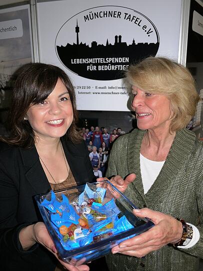 Denise Zumholz, Marketingmanagerin bei M-net (l.), und Hannelore Kiethe, Vorsitzende und Mitgründerin der Münchner Tafel e.V.