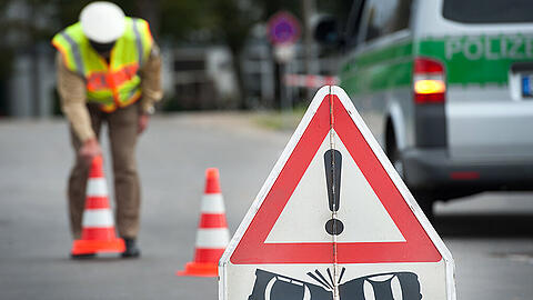 Ein bisher unbekannter Autofahrer flüchtete nach der Kollision mit einer Fußgängerin. (Symbolbild)