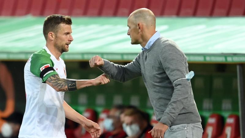 Daniel Baier und sein Trainer Heiko Herrlich stoßen die Ellbogen aneinander bei Baiers Auswechselung. Foto: Matthias Hangst/Getty Images Europe/Pool/dpa/Archivbild Daniel Baier und sein Trainer Heiko Herrlich stoßen die Ellbogen aneinander bei Baiers Auswechselung. Foto: Matthias Hangst/Getty Images Europe/Pool/dpa/Archivbild