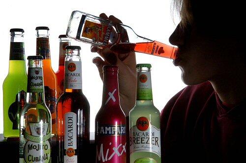 Ein Jugendlicher trinkt Alcopops