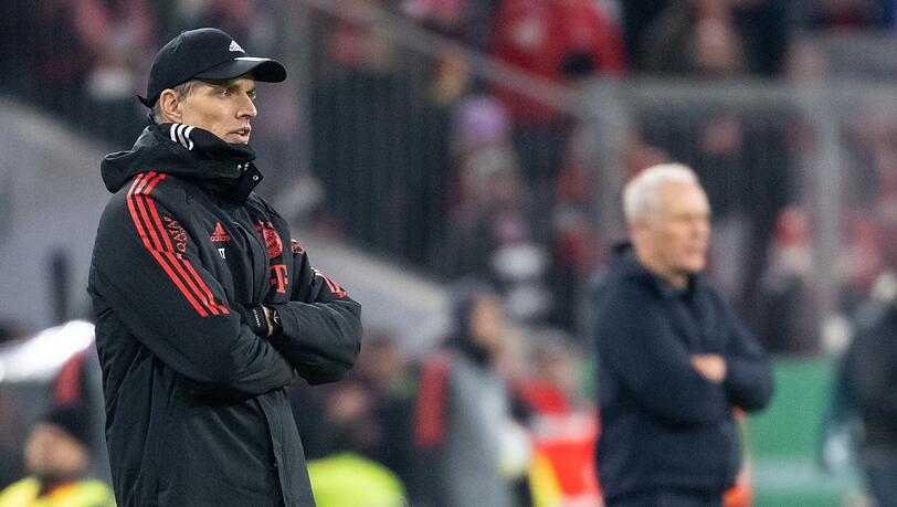 Trainer Thomas Tuchel (l) von München und Trainer Christian Streich von Freiburg verfolgen das Spiel.