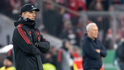 Trainer Thomas Tuchel (l) von München und Trainer Christian Streich von Freiburg verfolgen das Spiel.
