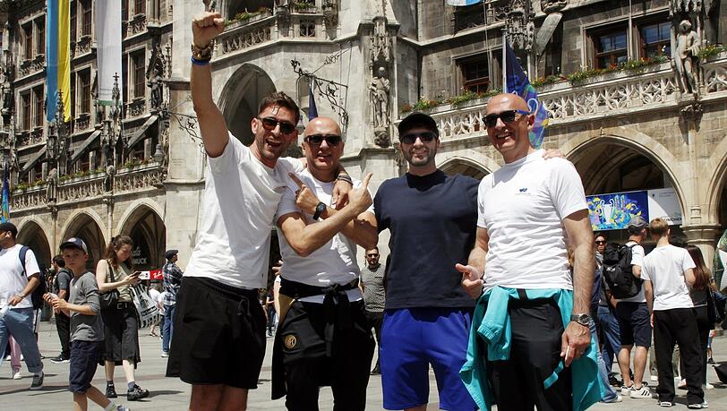 Er reist seit 25 Jahren Inter Mailand hinterher: der Mailänder Eduardo (38, l.) mit Bruder Nikola, Daniele und Marco (v.l.).