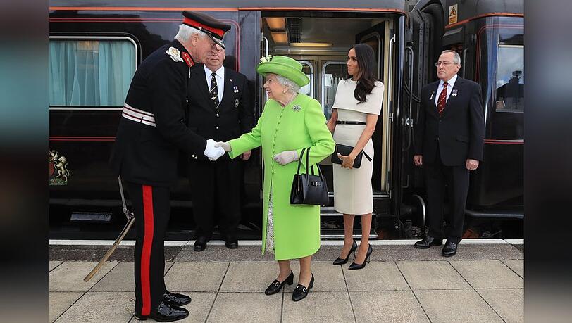 Queen Elizabeth und Herzogin Meghan kamen am 14. Juni 2018 mit der Royal Train am Bahnhof Runcorn an, um in Cheshire Termine wahrzunehmen.