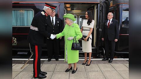 Queen Elizabeth und Herzogin Meghan kamen am 14. Juni 2018 mit der Royal Train am Bahnhof Runcorn an, um in Cheshire Termine wahrzunehmen.
