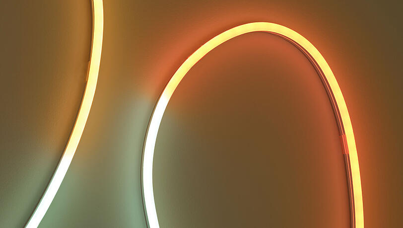 Dieser OSRAM SMART+ WiFi NEON FLEX MAGIC RGB TW LED-Streifen (3M) k&ouml;nnte auch bald Ihre W&auml;nde schm&uuml;cken.