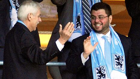 Kurz vor seinem Einstieg hatte Hasan Ismaik (r) noch richtig Spa&szlig; beim TSV 1860 M&uuml;nchen. (Archivbild)