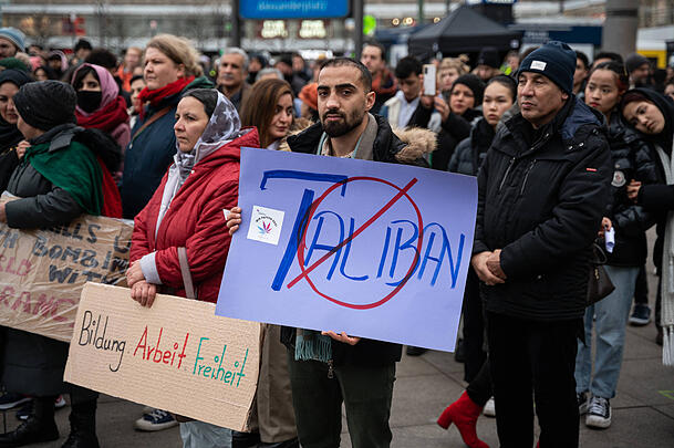 2023 in Berlin: Demonstration auf dem Alexanderplatz für mehr Solidarität mit Afghanistan unter dem Motto "No to Taliban". 2023 in Berlin: Demonstration auf dem Alexanderplatz für mehr Solidarität mit Afghanistan unter dem Motto "No to Taliban".