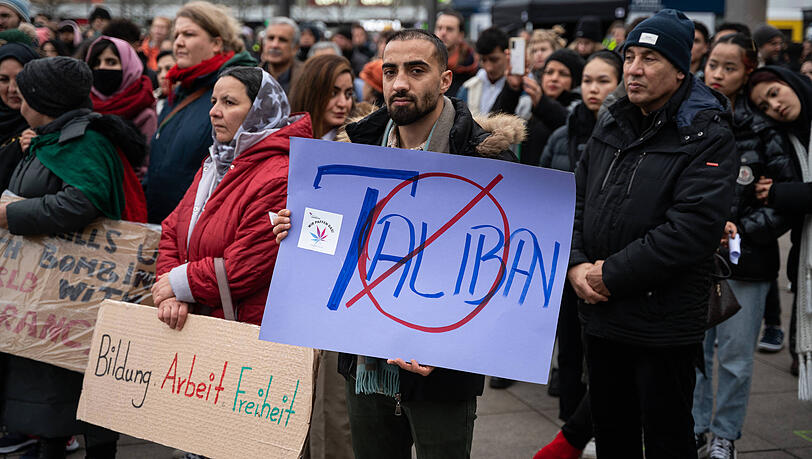 2023 in Berlin: Demonstration auf dem Alexanderplatz für mehr Solidarität mit Afghanistan unter dem Motto "No to Taliban". 2023 in Berlin: Demonstration auf dem Alexanderplatz für mehr Solidarität mit Afghanistan unter dem Motto "No to Taliban".