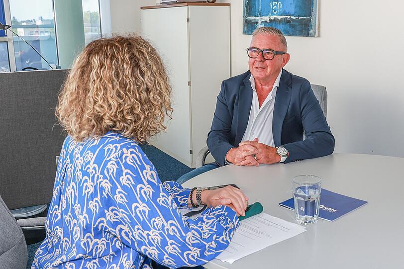 Peter Aicher im Gespräch mit Reporterin Ruth Frömmer. Peter Aicher im Gespräch mit Reporterin Ruth Frömmer.
