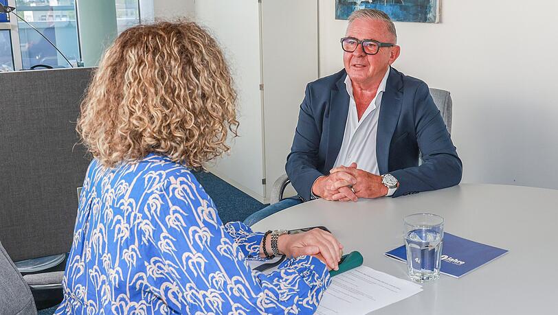 Peter Aicher im Gespr&auml;ch mit Reporterin Ruth Fr&ouml;mmer.