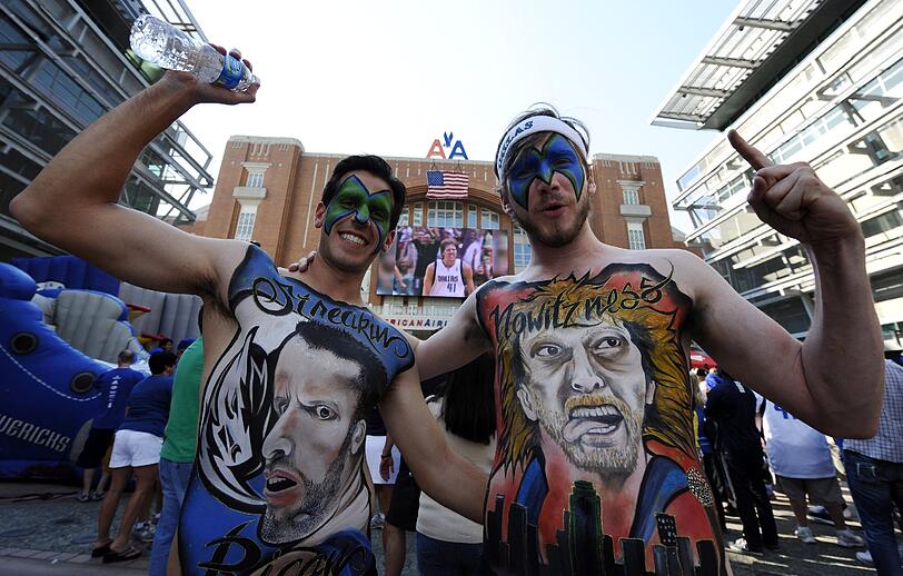 Auf die Fans der Mavericks ist Verlass: Sie peitschen ihr Team lautstark zum Sieg. Dieser Fan hat sein Idol Dirk Nowitzki auf der Brust.