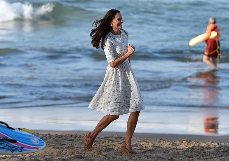Trotz Absätzen flott unterwegs: Kate am Strand.
