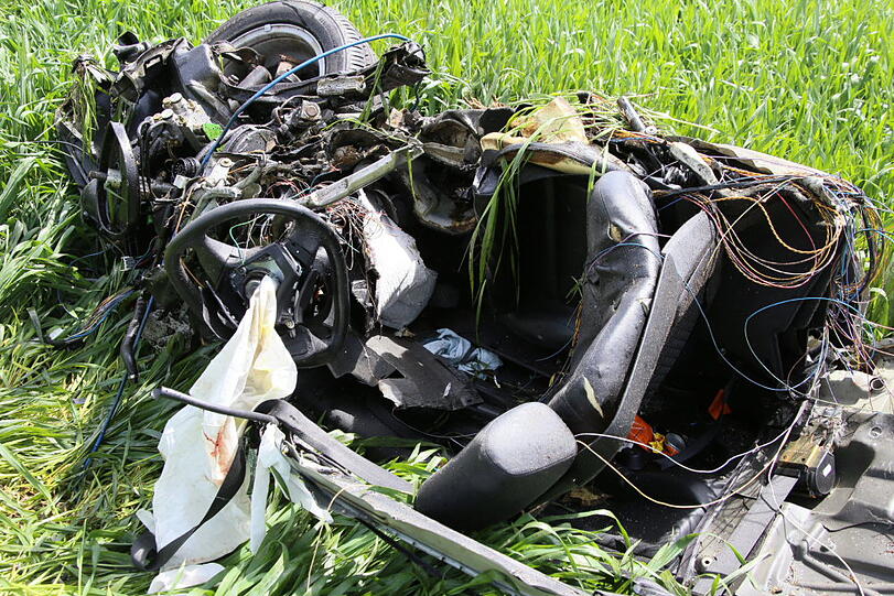 Das Auto ist vollkommen zerstört. Wieso der Fahrer mit seinem Fahrzeug gegen einen Baum prallte, ist bisher noch unklar.