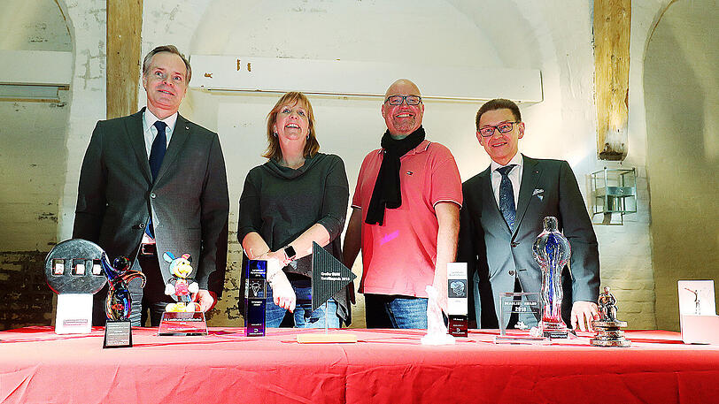 Die Sponsoren Dr. Tobias Nickel (links) und Dr. Werner Weigl (rechts) mit den Festival-Vorständen Birgit Horn und Michael Orth.
