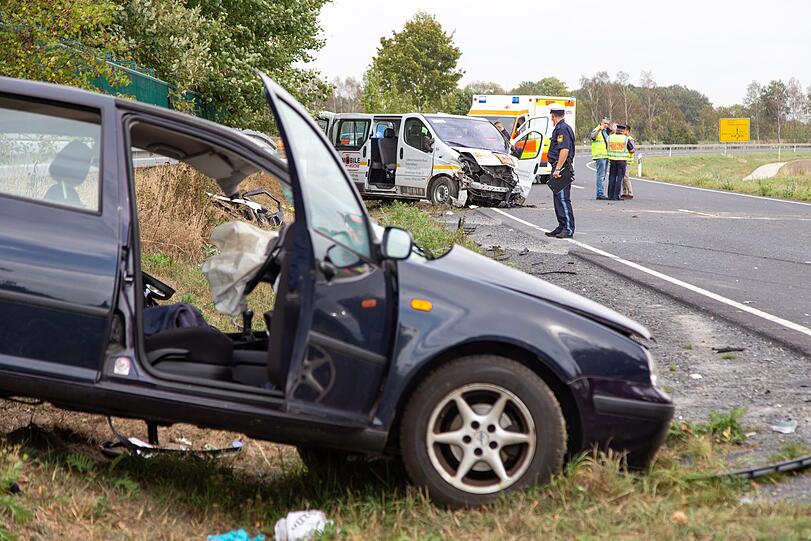 Schlimmer Unfall bei Coburg: Ein Schulbus ist dabei in den Gegenverkehr gerast - fünf Schulkinder wurden dabei schwer verletzt.