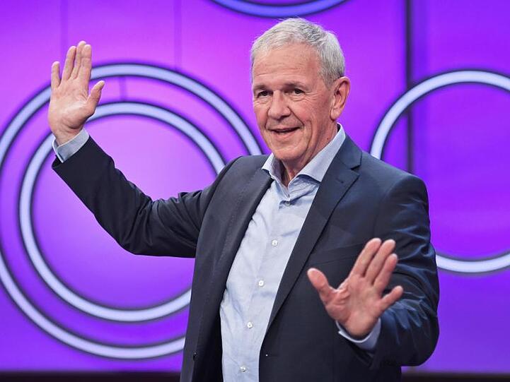 Der Moderator Fritz Egner steht bei einem Fototermin zur ARD-Vorabendshow "Dingsda" im Studio. Foto: Henning Kaiser/Archivbild