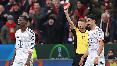 Nicolas Jackson wird gegen Bayer Leverkusen in der ersten Halbzeit vom Platz gestellt.