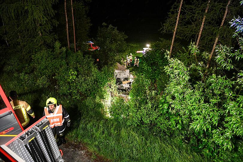 Rund 15 Meter stürzte der Fahrer mit seinem Wohnmobil den Abhang hinunter.