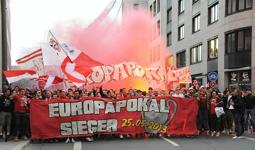 Bayern-Fans ziehen durch die Münchner Innenstadt. Die Bilder von der Jubel-Feier.