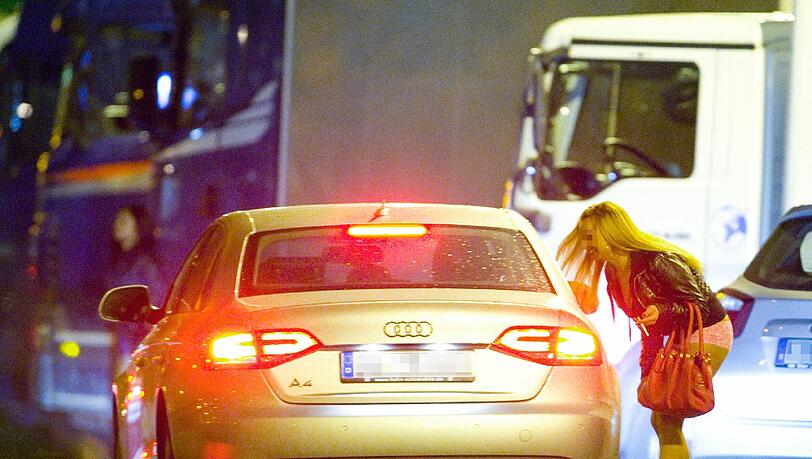 An der Ingolstädter Straße wurde eine 63-Jährige mit einer Waffe bedroht. (Symbolbild) An der Ingolstädter Straße wurde eine 63-Jährige mit einer Waffe bedroht. (Symbolbild)