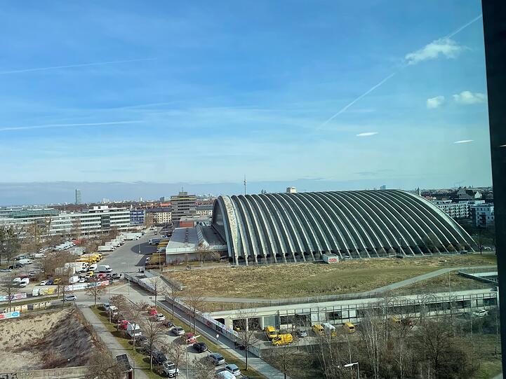 Die Paketposthalle vom Kap West-Bürohaus an der S-Bahn Hirschgarten gesehen. Sie gilt als eine der schönsten Hallen der Welt.