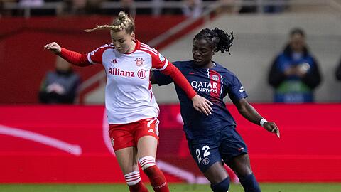 Der FC Bayern um Abwehrspielerin Giulia Gwinn (l) hat die K.o.-Runde in der Champions League dramatisch verpasst.