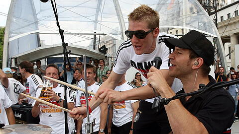 Ex-Nationalspieler Bastian Schweinsteiger (l.) spielte bei der WM 2006 Schlagzeug mit der Band "Sportfreunde Stiller", während die Fans die Mannschaft feierten.