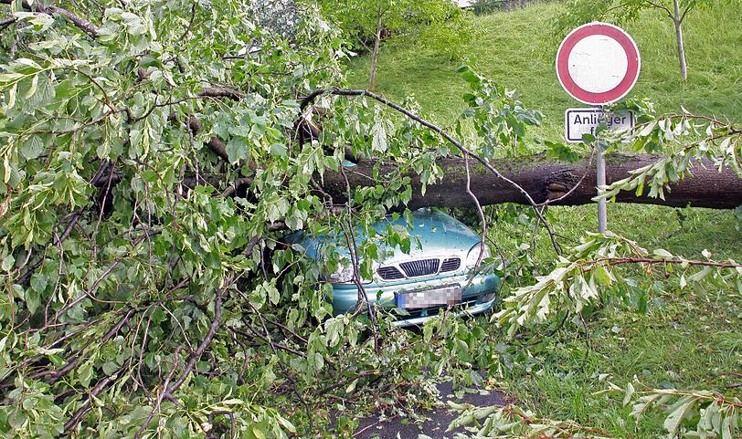 Hagel, Regen, umgeknickte Bäume, vollgelaufene Keller - Heftige Unwetter sind am Mittwochabend über Bayern gezogen. Die Bilder.