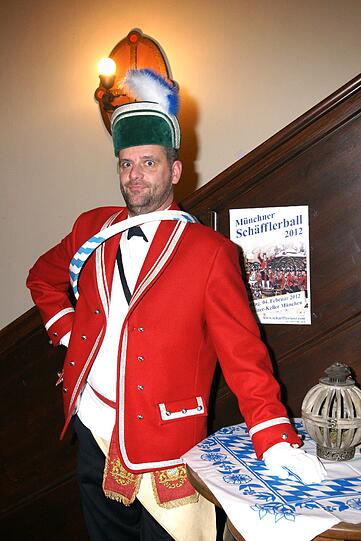 Am Donnerstag war mit der Generalprobe des Schäfflertanzes im Augustinerkeller der Startschuss für die Tanzsaison 2012 gegeben worden.