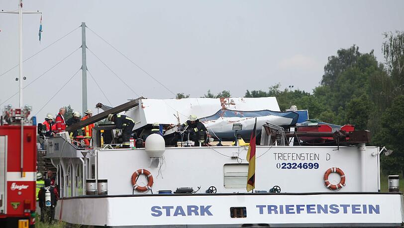 Warum das Frachtschiff in Nürnberg am Dienstag nicht abgesenkt werden konnte und die Eisenbahnbrücke rammte, ist bisher nicht bekannt. Warum das Frachtschiff in Nürnberg am Dienstag nicht abgesenkt werden konnte und die Eisenbahnbrücke rammte, ist bisher nicht bekannt.