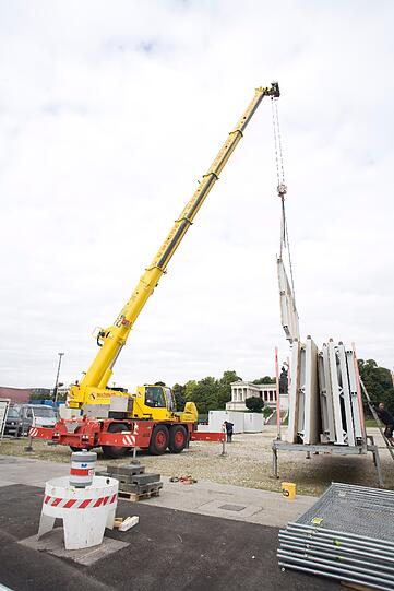 Auf der Theresienwiese haben die Bauarbeiter das Werkeln angefangen, damit in zwei Monaten wieder die größte Party der Welt steigen kann.
