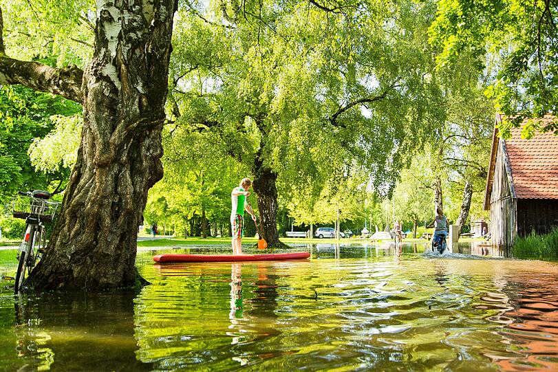 Fanatic-Teamfahrer Fabian Weber erkundet das Hochwasser in Diessen am Ammersee per Stand Up Paddeling