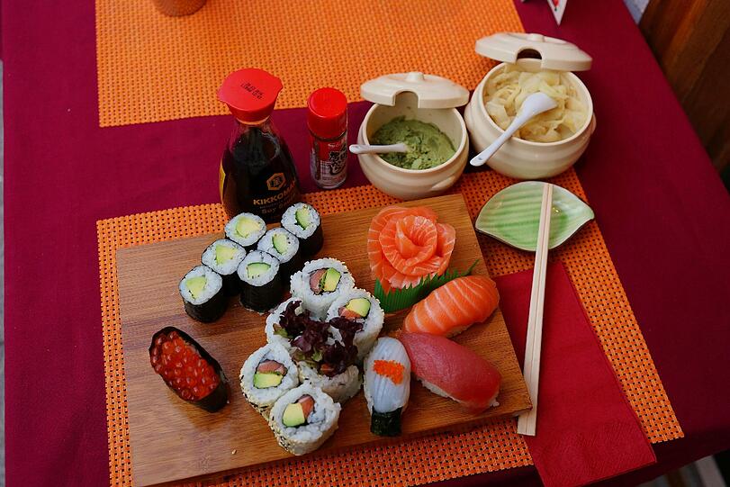 Adrett angerichtet: Sushi gibt es in dem neuen Lokal ab einem Euro. Neben den japanischen Suppen spielt es die Hauptrolle auf der Karte.