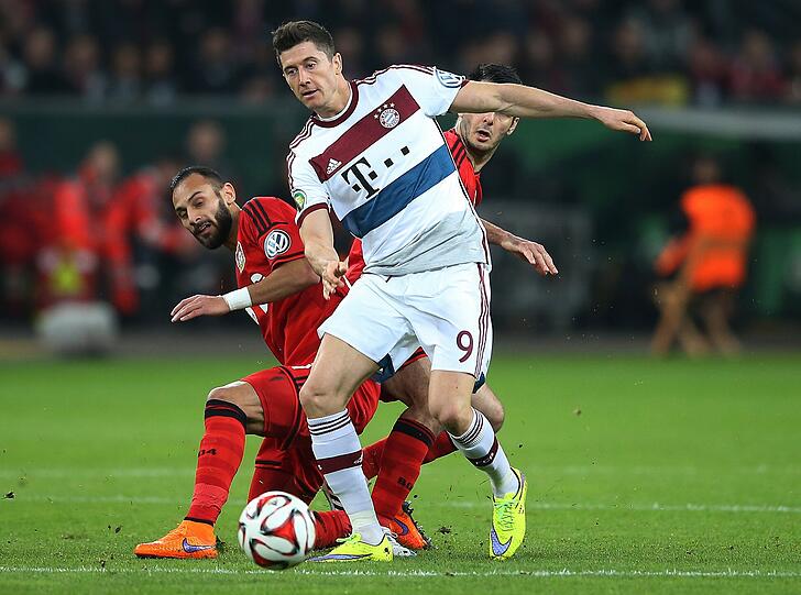 Robert Lewandowski &ndash; Note 3 - Vertendelte eine Großchance (53.). Sein vermeintliches 1:0 (59.) wurde zurückgepfiffen. Dann machte ihm Leno den Garaus (65.). Hätte zum Matchwinner werden können.