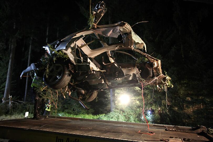 Durch die Wucht des Aufpralls wurde der Mercedes regelrecht zerfetzt. Der Fahrer starb in den Trümmern.