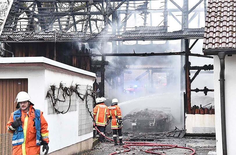 Bilder vom Bauernhof-Brand in Neufahrn bei Freising. Der Landwirt erlitt einen Herzinfarkt, als er den Brand bemerkte.