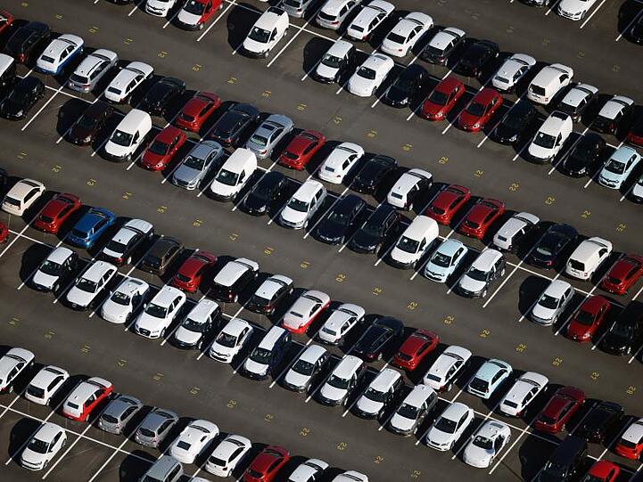 Neuwagen stehen auf einem Verladeplatz nahe Michendorf in Brandenburg. Zulieferer Brose leidet unter dem rückläufigem Automarkt.