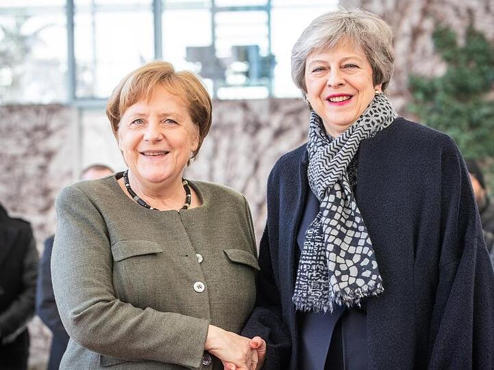 Bundeskanzlerin Angela Merkel (l., CDU) und Theresa May im Bundeskanzleramt. Foto: Michael Kappeler/Archivbild