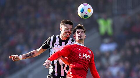 Der Gladbacher Julian Weigl (l) im Kopfballduell mit Nikola Dovedan.